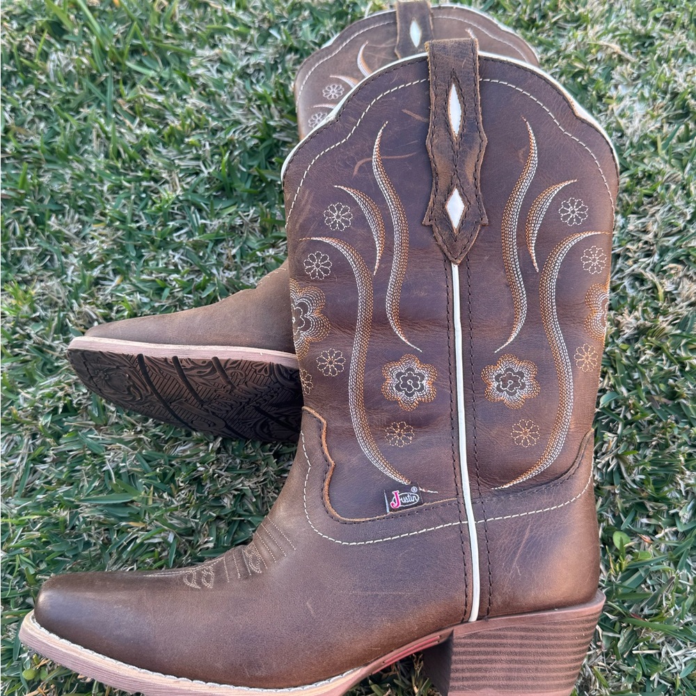 Like new Justin Women's Jesse Western Boot Square Toe - GY2937 Size 9b